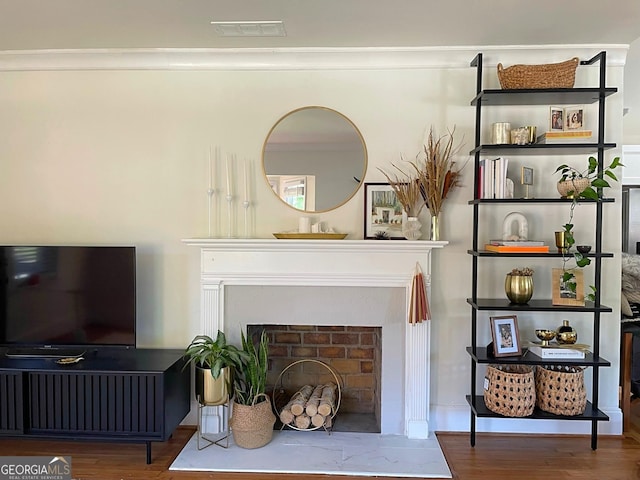 living room featuring hardwood / wood-style floors and crown molding