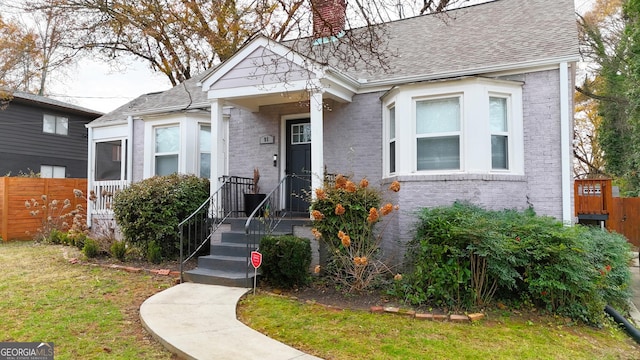 view of front facade featuring a front lawn