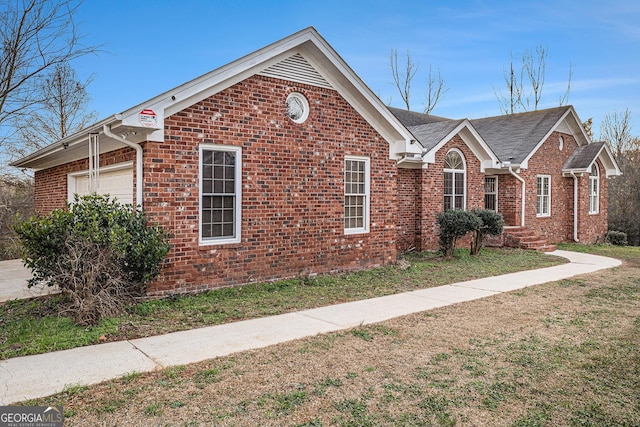 view of front facade featuring a garage and a front lawn