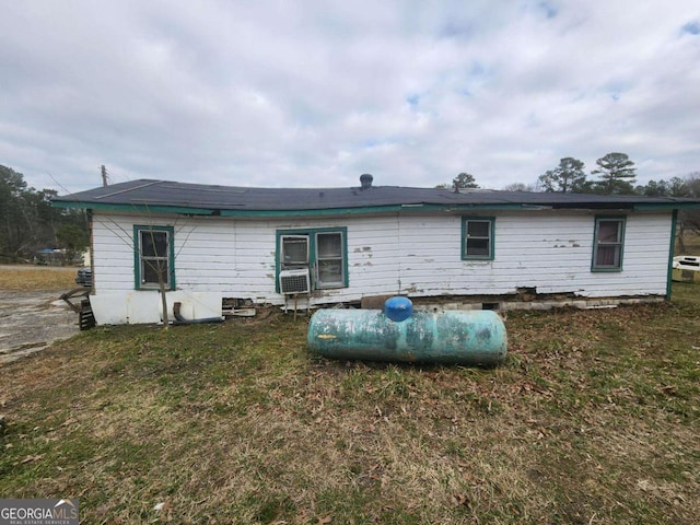 back of house featuring a lawn