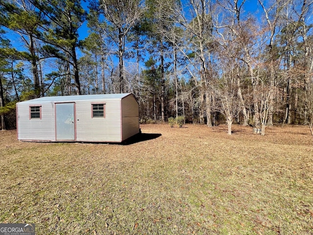 view of yard featuring a storage unit