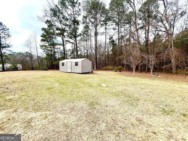 view of yard featuring a shed