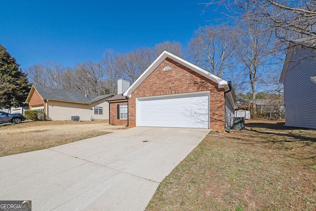 view of front facade featuring a garage and a front yard