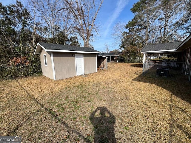 view of yard with a storage unit