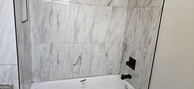 room details with tiled shower / bath