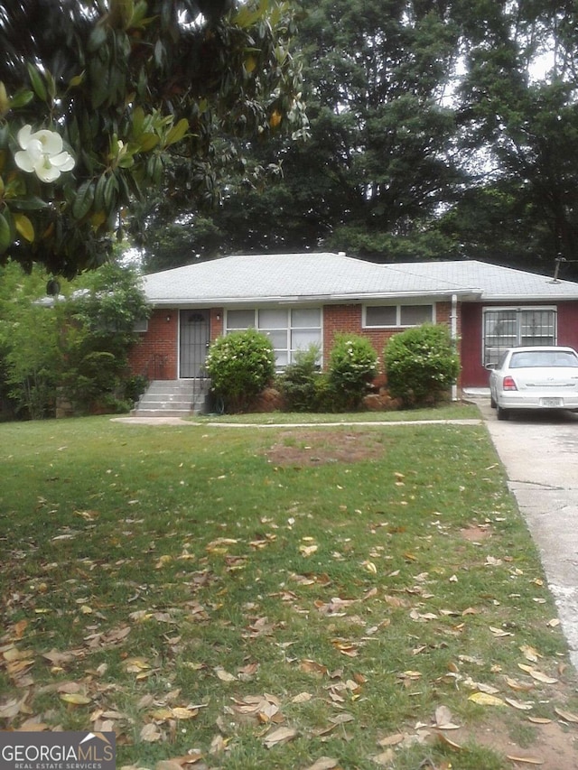 ranch-style house featuring a front yard