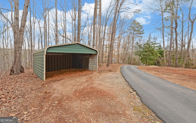 view of outbuilding with dirt driveway