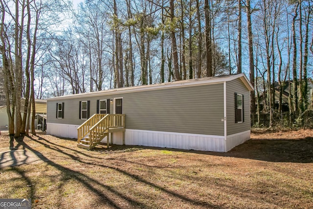 manufactured / mobile home with a front lawn