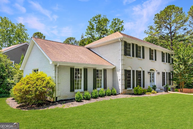 view of front of property with a front lawn