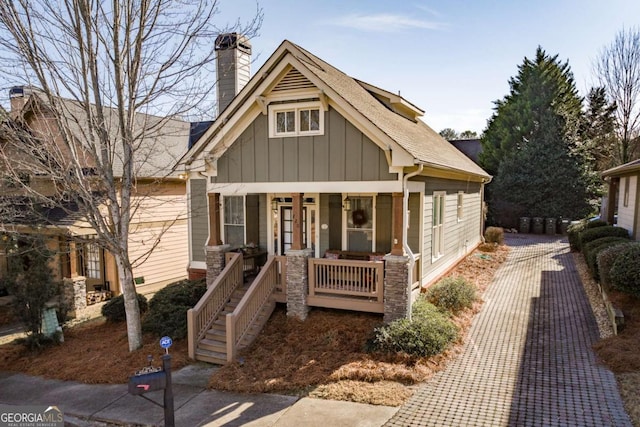 view of front of property featuring covered porch