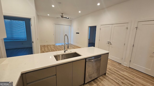 kitchen featuring sink, light hardwood / wood-style flooring, gray cabinets, dishwasher, and ceiling fan