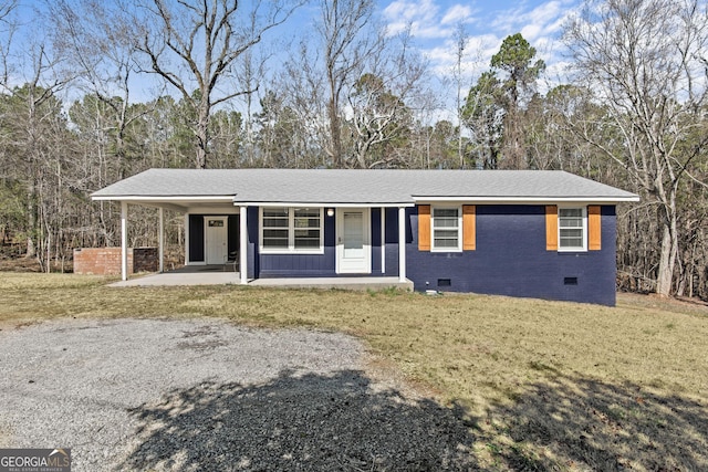 ranch-style house featuring covered porch and a front lawn