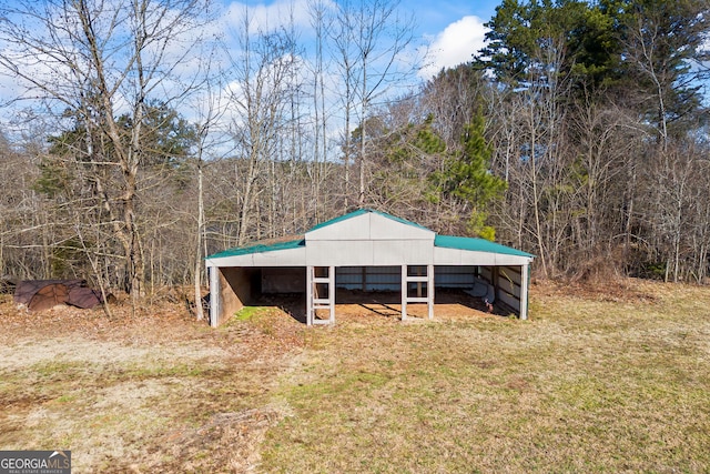 view of outdoor structure with a yard