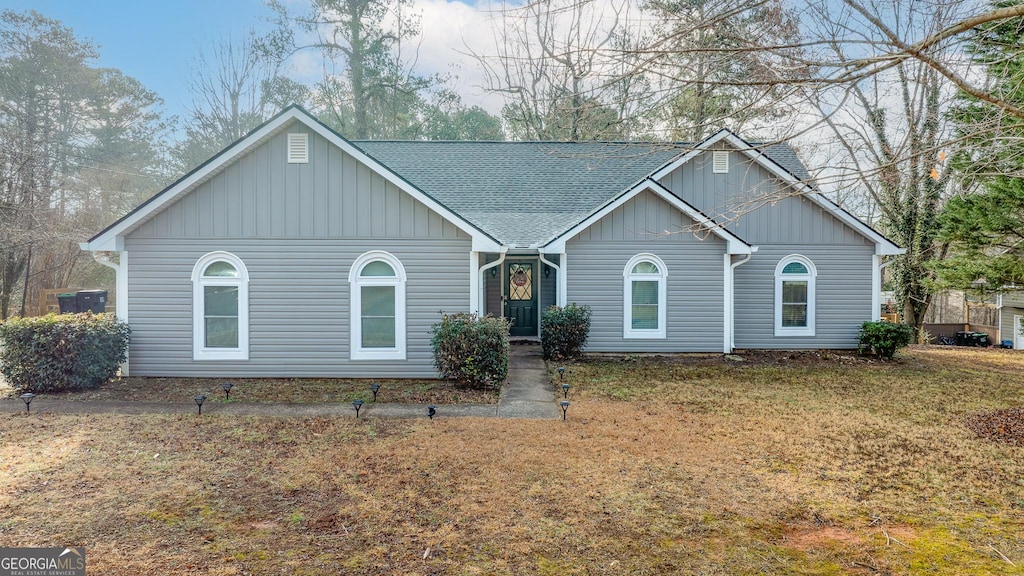 ranch-style house featuring a front lawn