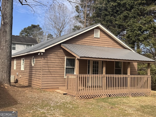 view of front of house with a front yard and fence