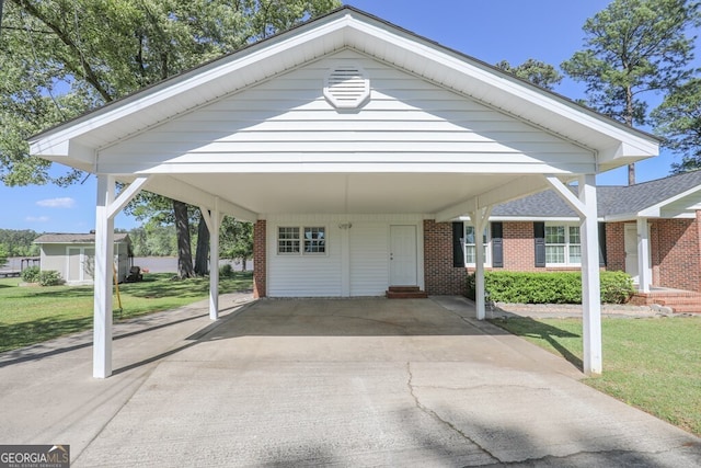 view of front of property featuring a front lawn