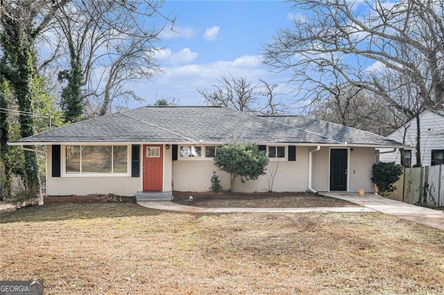 single story home featuring a front lawn