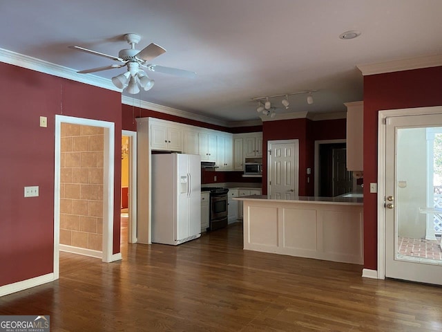 kitchen with ornamental molding, stainless steel appliances, kitchen peninsula, and white cabinets