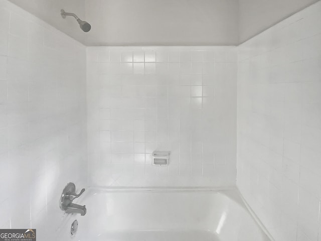 bathroom featuring tiled shower / bath combo