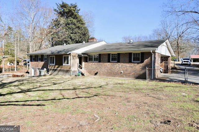 view of front of property featuring a front lawn