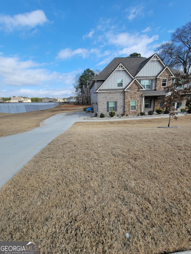 view of front facade with a front yard