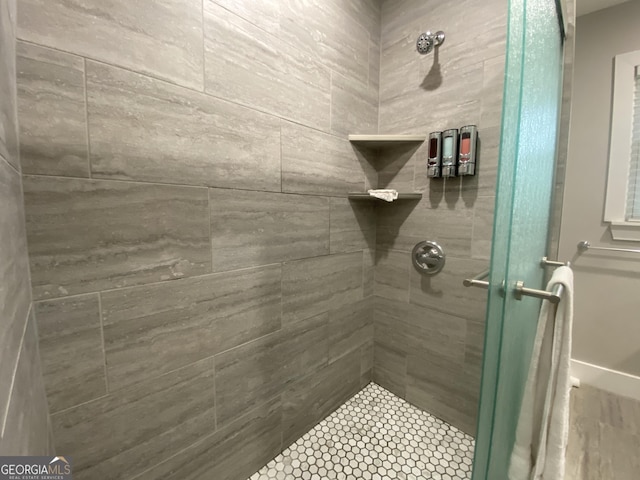 bathroom featuring a tile shower