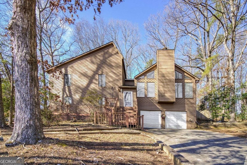 view of front of property featuring a garage