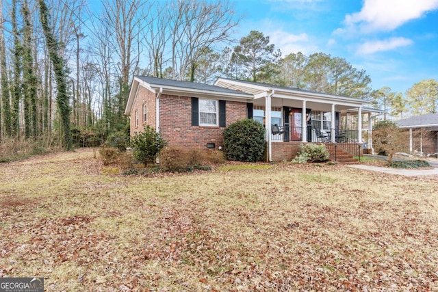 view of front of property featuring covered porch and a front lawn