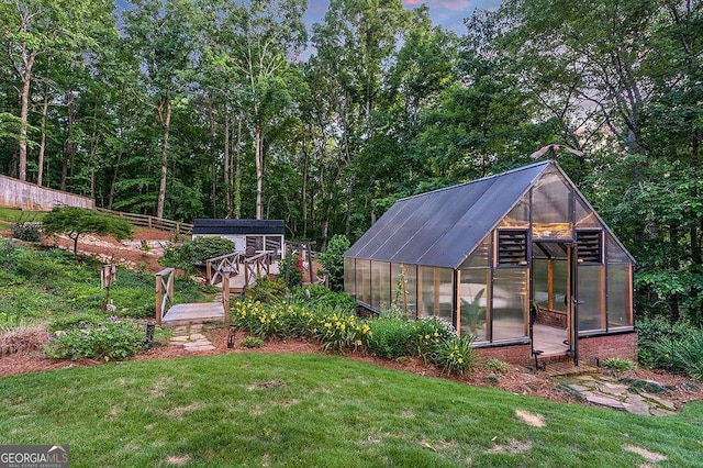 view of yard with an outbuilding