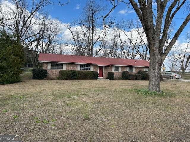 single story home with a front yard