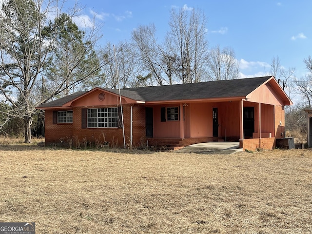 ranch-style home with a front yard