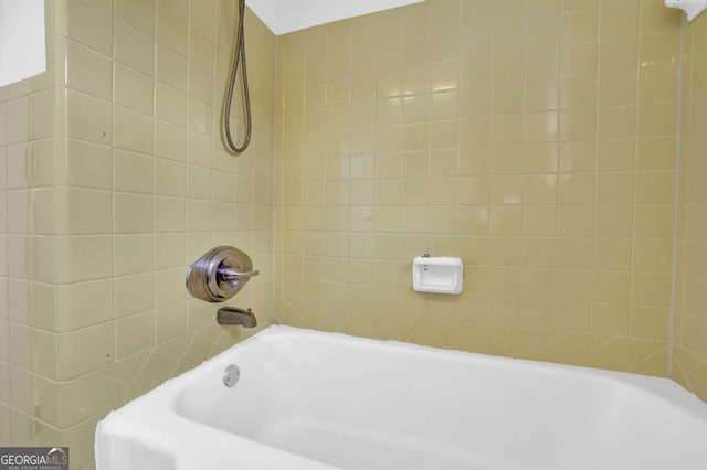 bathroom with tiled shower / bath