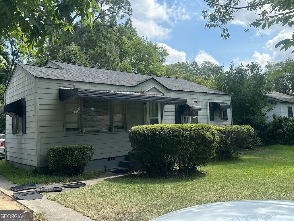 view of front facade featuring a front yard