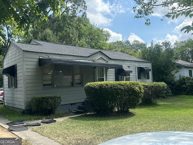 view of front facade featuring a front yard