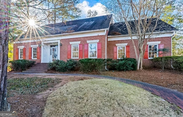 view of front of property featuring a front lawn