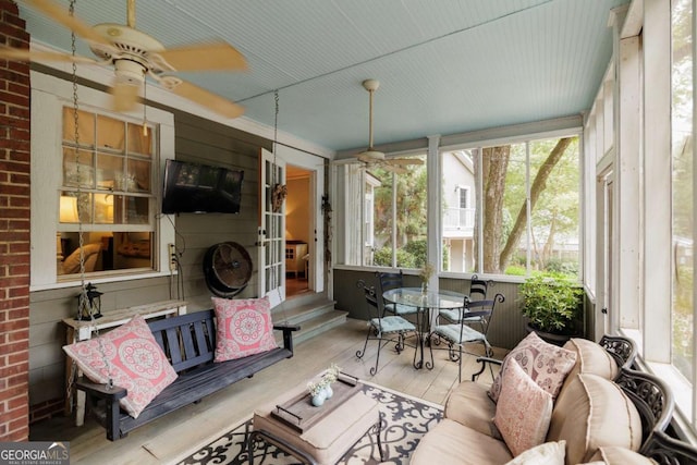 sunroom with ceiling fan