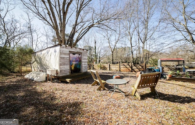 view of yard with a shed