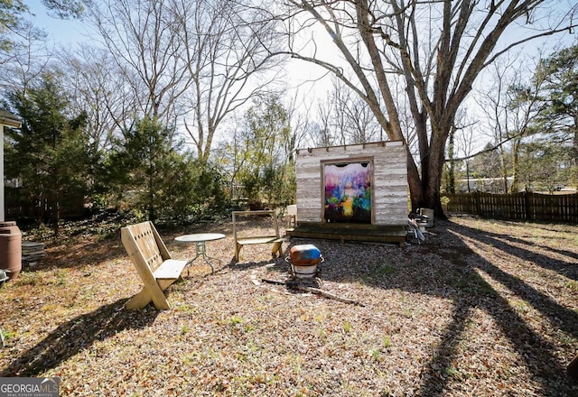 view of yard featuring a shed