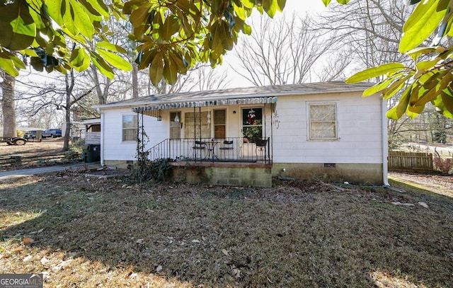 ranch-style house with covered porch