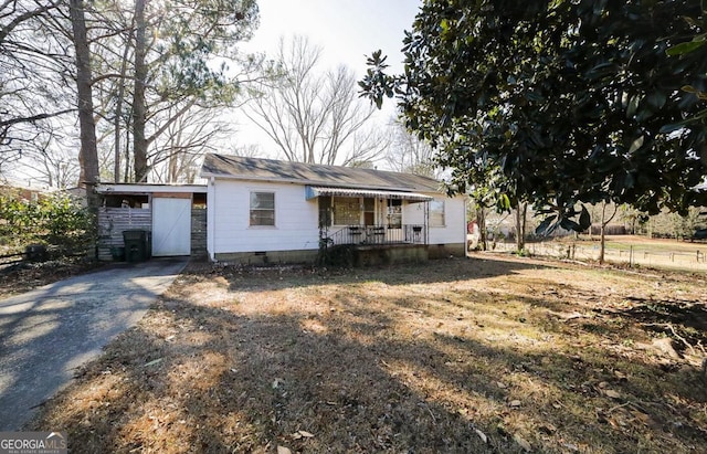 view of front of house with a porch and a front yard