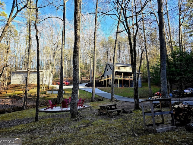 view of yard featuring an outdoor fire pit