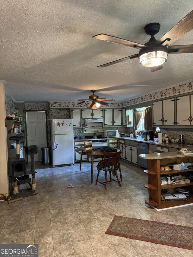 dining area featuring a ceiling fan and a textured ceiling