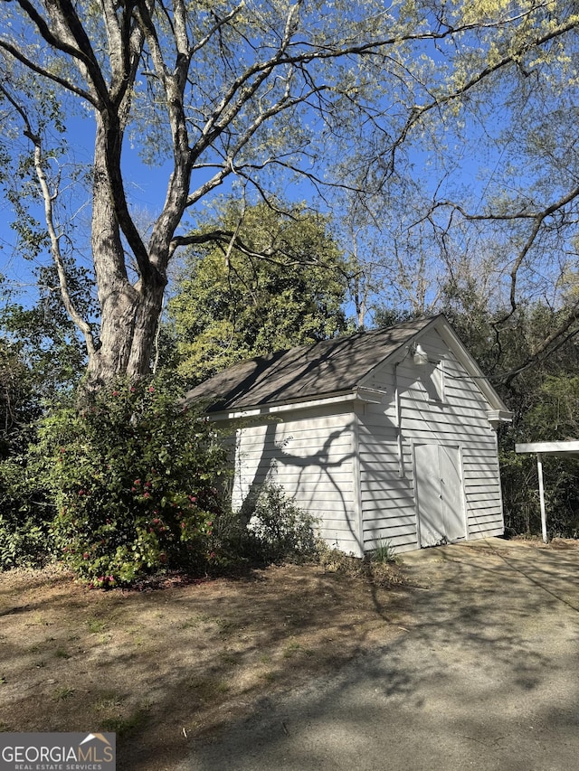 detached garage featuring aphalt driveway