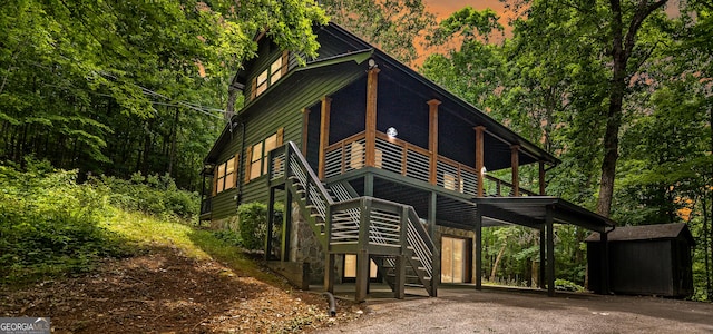 view of front facade featuring a storage shed