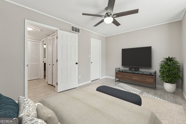 empty room with crown molding, light hardwood / wood-style flooring, and ceiling fan