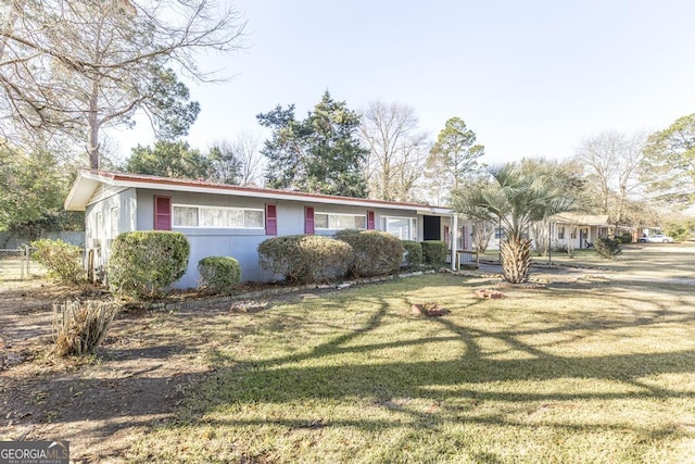 single story home featuring a front lawn