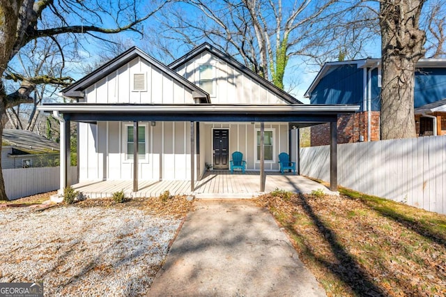 view of front of house featuring covered porch