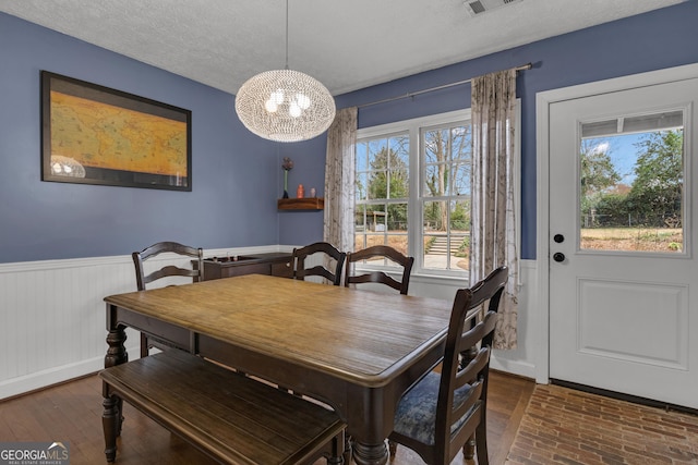 dining room featuring an inviting chandelier and a textured ceiling