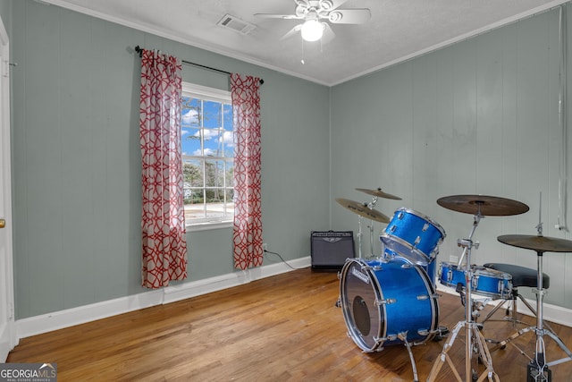 misc room featuring ornamental molding, hardwood / wood-style floors, and ceiling fan