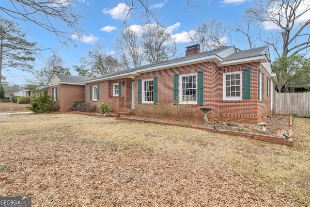 single story home featuring a front lawn